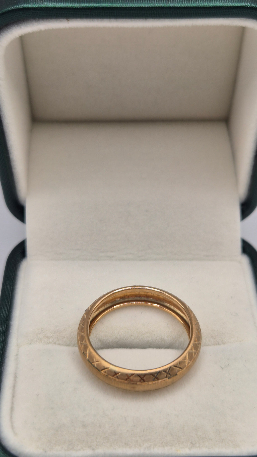 9ct gold patterned band ring