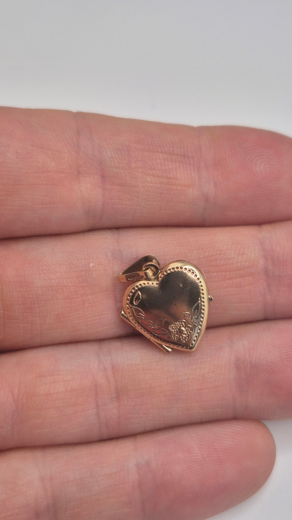 9ct gold floral heart locket