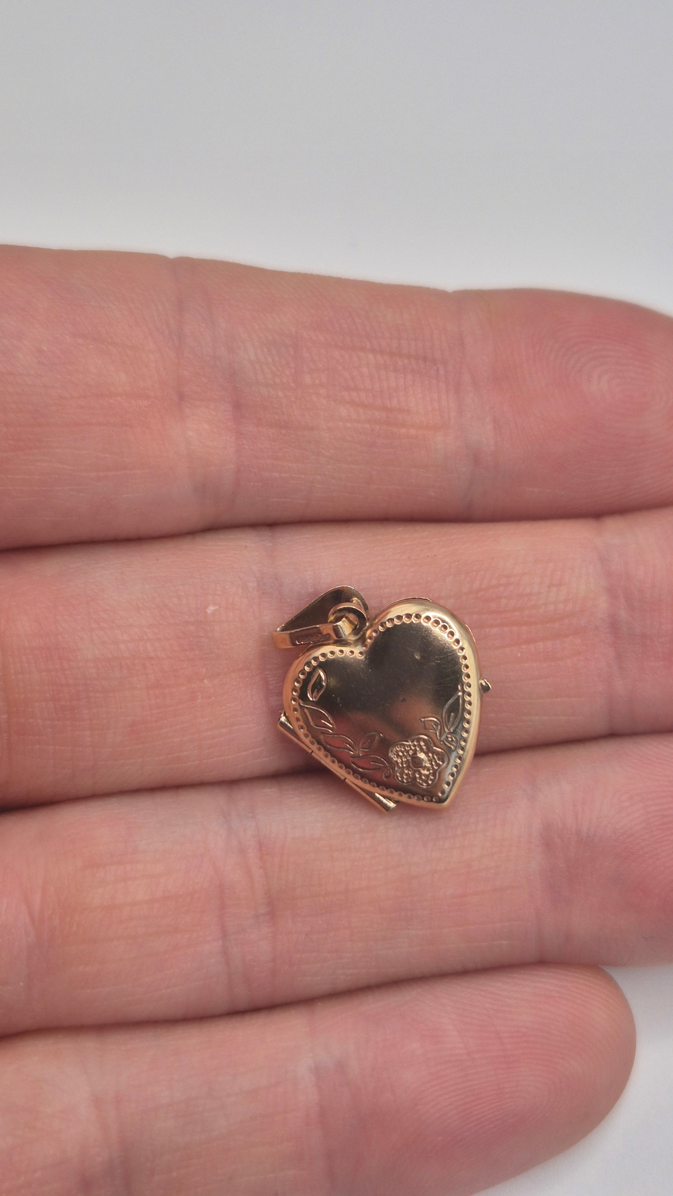 9ct gold floral heart locket