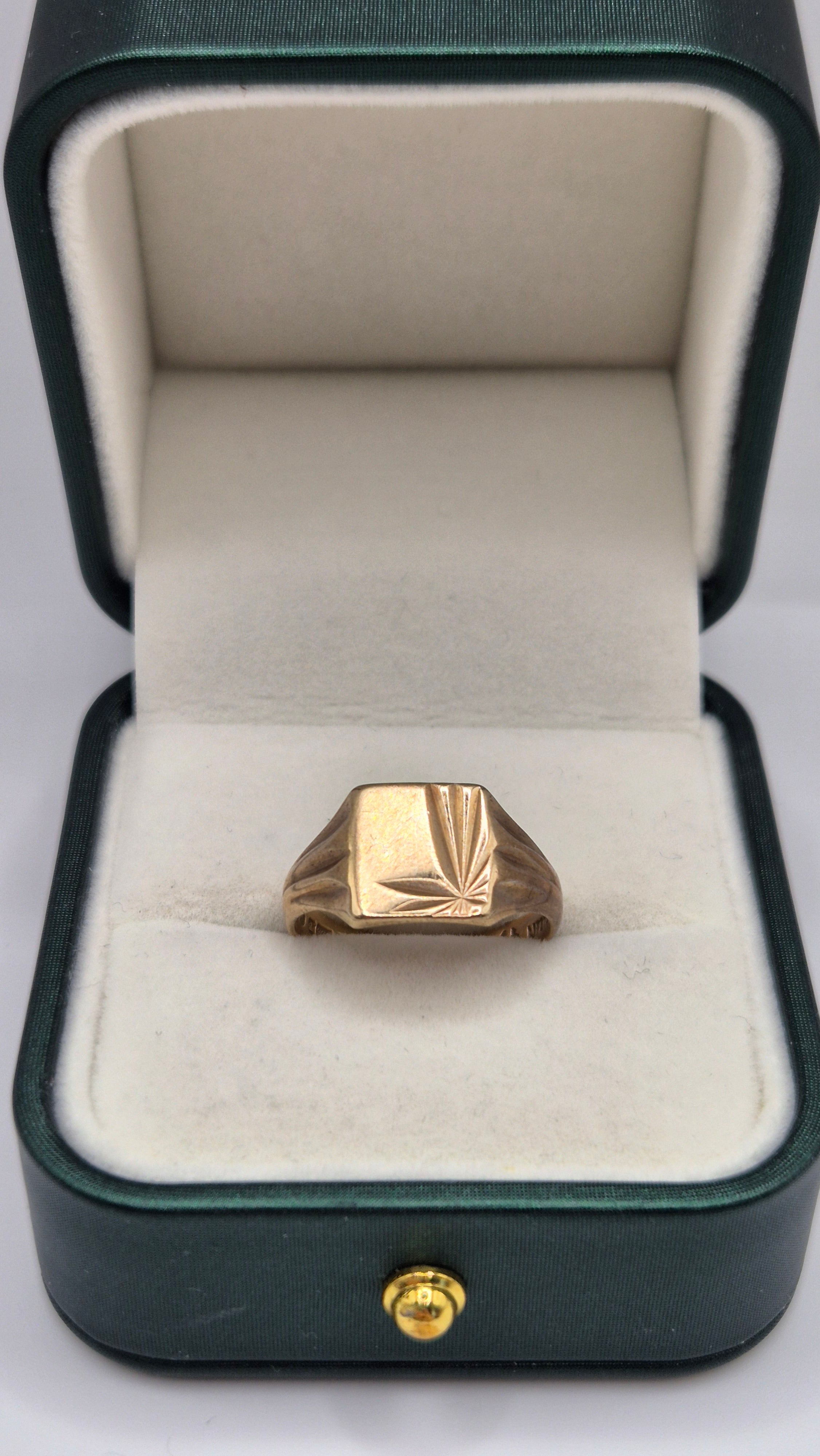 9ct gold heavy signet ring